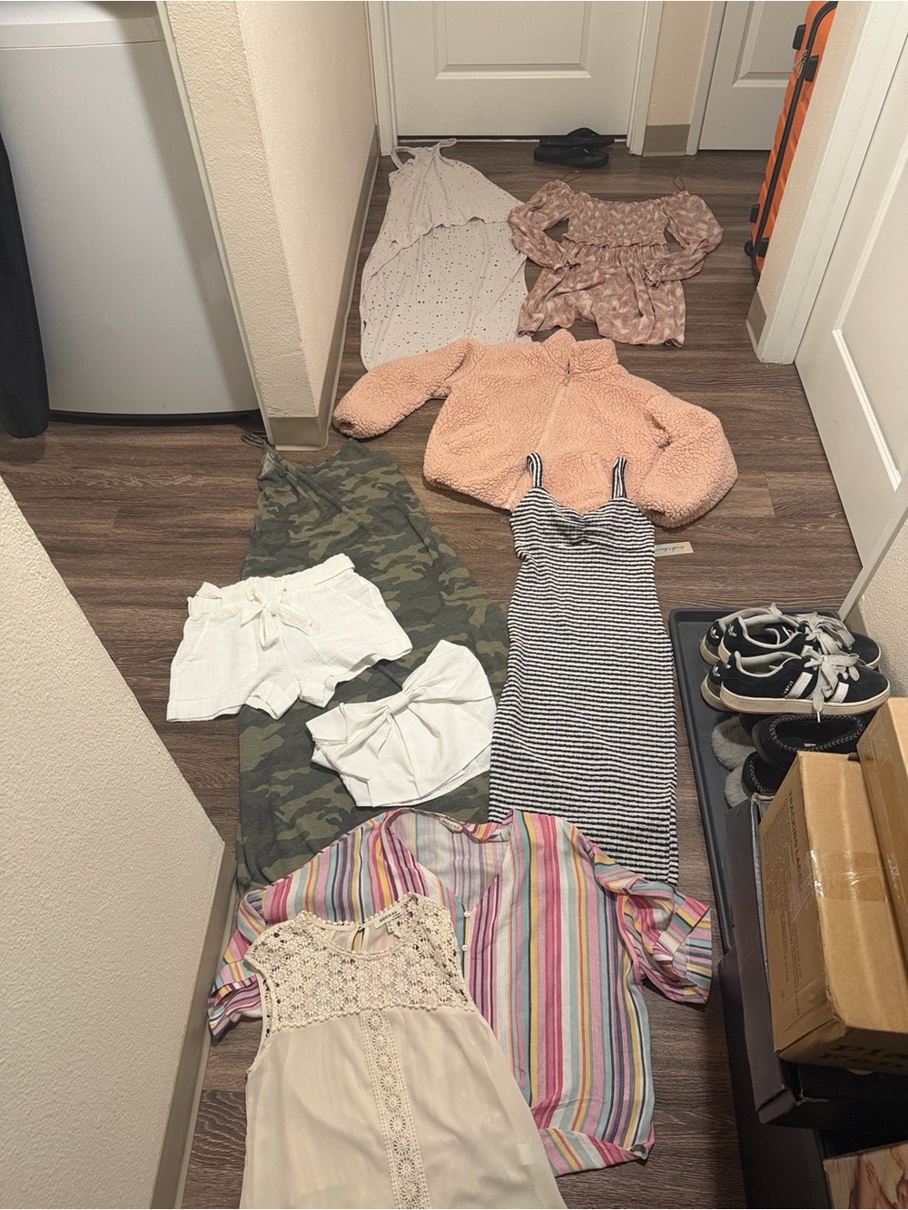 Women’s Size Medium 9 Piece Mixed Clothing Bundle